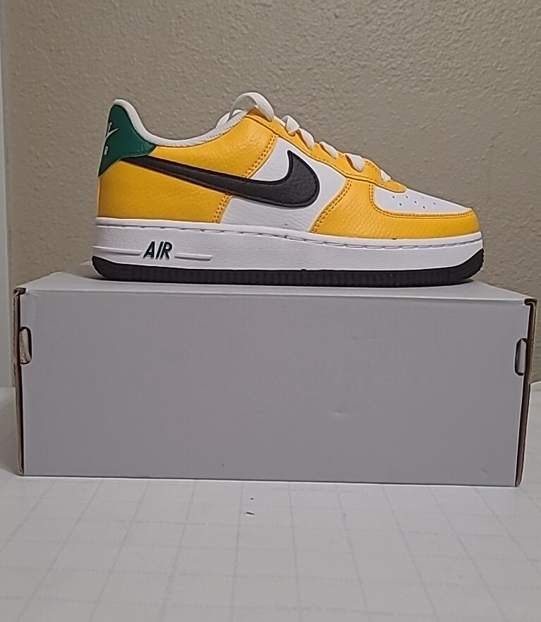 Big Kid’s Nike Air Force 1 University Gold/Black Size 5Y (FN8008 700) Big Kid’s Nike Air Force 1 University Gold/Black Size 5Y (FN8008 700)