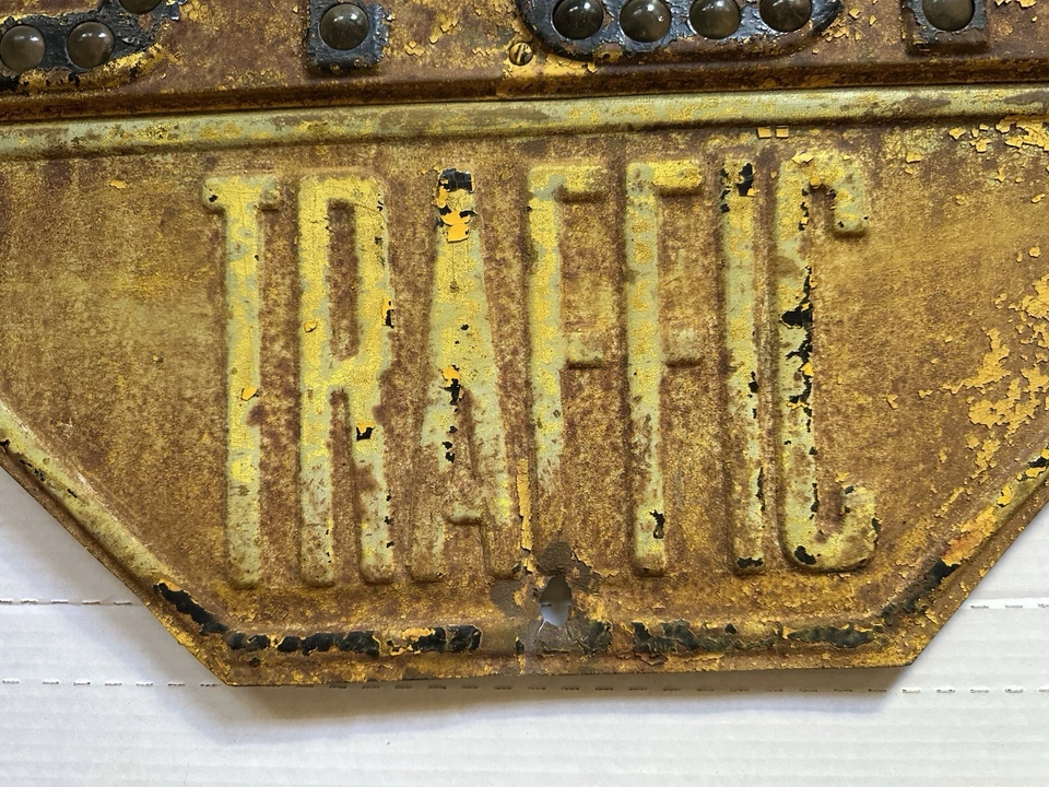 Желтый знак остановки штампованный металл со стеклом кошачий глаз отражатели ар-деко 1930 эпохи - Изображение 3 из 4