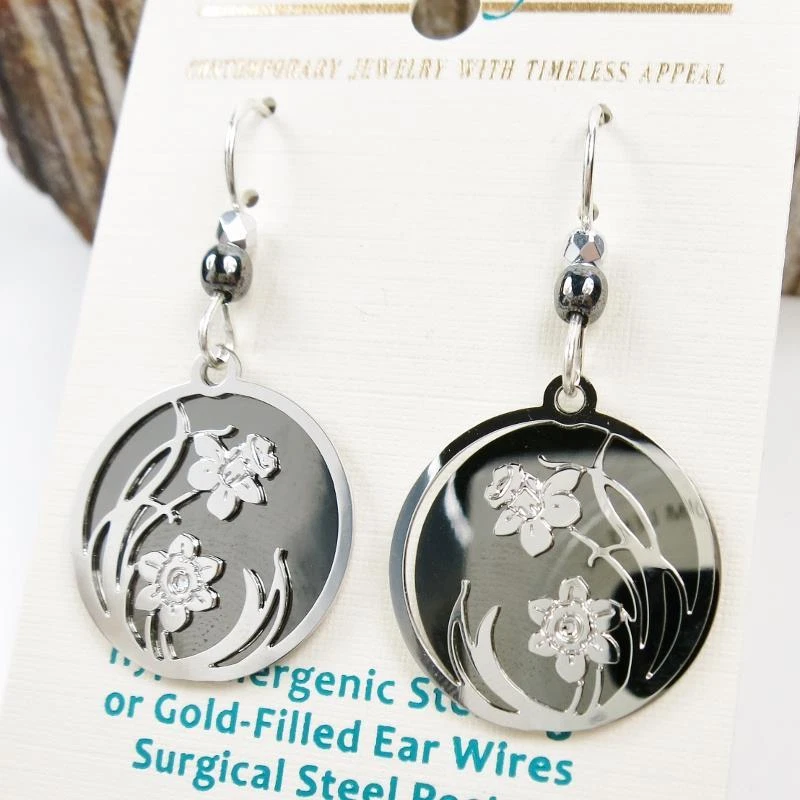 Brincos Adajio preto brilhante disco de hematita brilhante tom prata narciso em círculo - Imagem 3 de 4