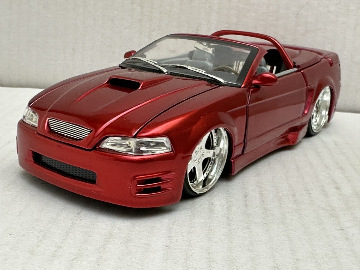 JADA DUB 2002 FORD MUSTANG CONVERTIBLE CANDY RED 1:24 DIECAST