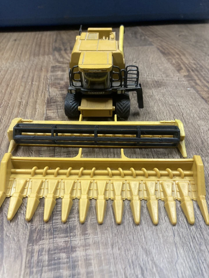 1/64 NORSCOT CAT LEXION 485 COMBINE WITH Both The Corn And Wheat HEADERS - Image 4 of 4