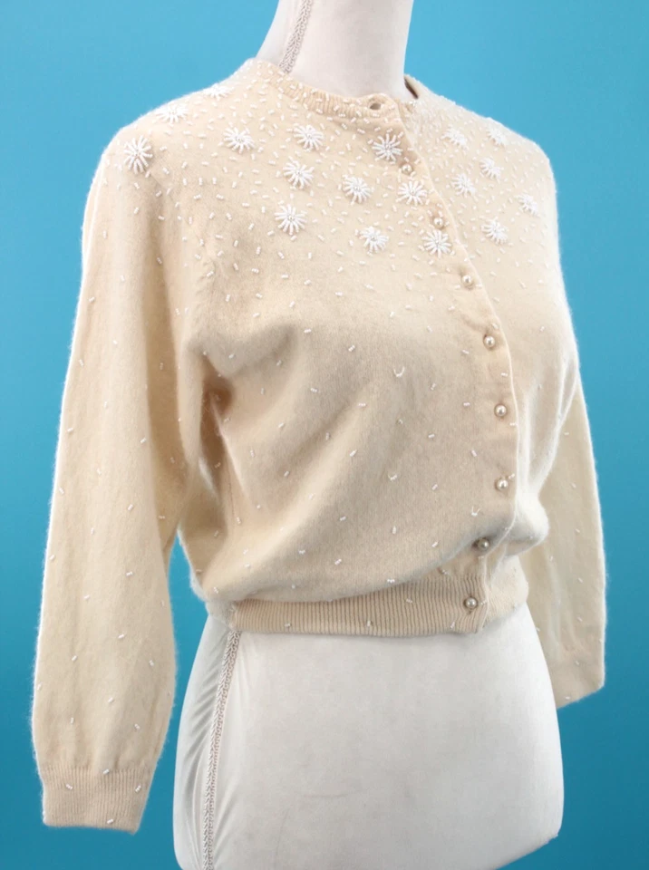 复古女式 50 年代 60 年代奶油色羊毛/安哥拉串珠开衫毛衣 XS/S 1950 年代 20 世纪 60 年代 — 第 2/4 张图片