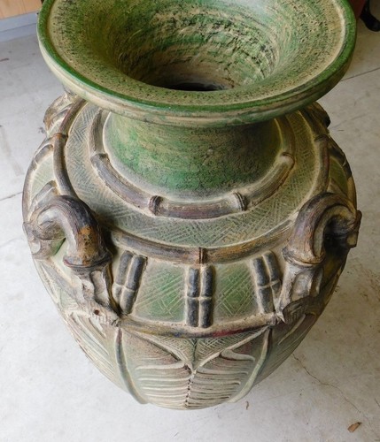 LARGE URN ( WITH FERN DECORATION ) - Picture 4 of 9
