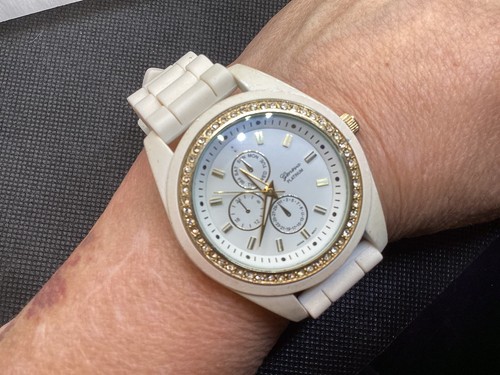 Geneva Platinum White Women's Quartz Watch With Rhinestones & Silicon Band 9603 - 第 1/11 張圖片