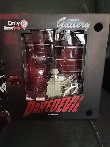 Daredevil Statue Diamond Marvel Select (netflix Version) 2018 - Picture 7 of 7