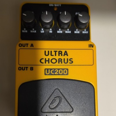Behringer Ultra Chorus UC200 Digital Chorus Effektpedal für E-Gitarre & Bass