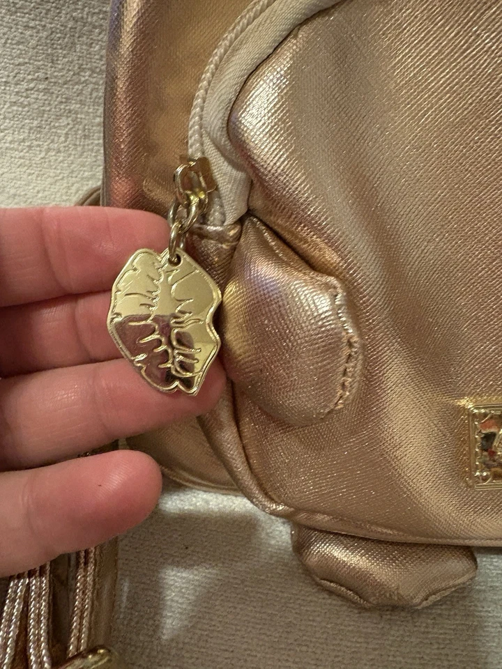 Mochila Betsey Johnson Luv Betsy Gatito Joya Metálica Oro Rosa Acolchada Gemas Foto 4 de 4