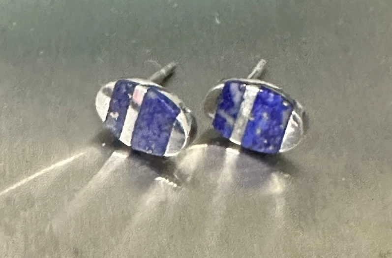 PENDIENTES ARTESANALES DE PLATA DE LEY OVALADOS LAPISLÁZULI CON INCRUSTACIONES DE PLATA Foto 2 de 4