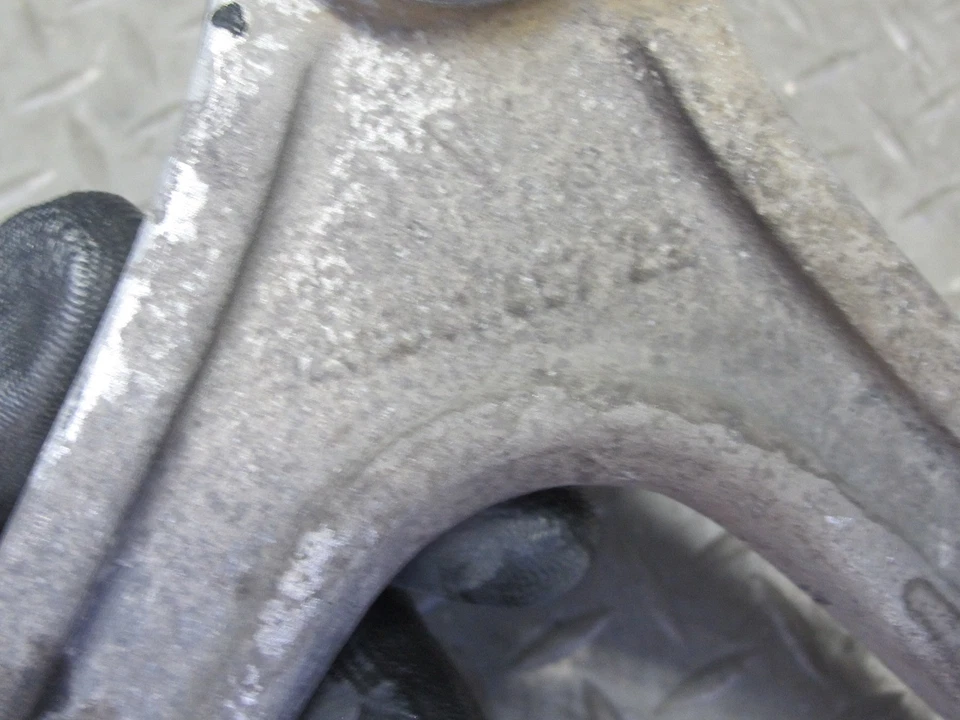 JUEGO DE SOPORTES BRAZO DE CONTROL SUPERIOR E INFERIOR DELANTERO IZQUIERDO PORSCHE 928 S 1984-1986 Foto 3 de 4