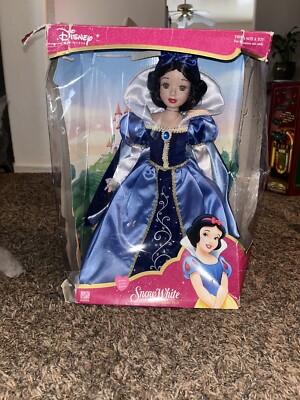 Disney’s Princess Snow White Porcelain Keepsake Doll Holiday Jewels Edition  2003