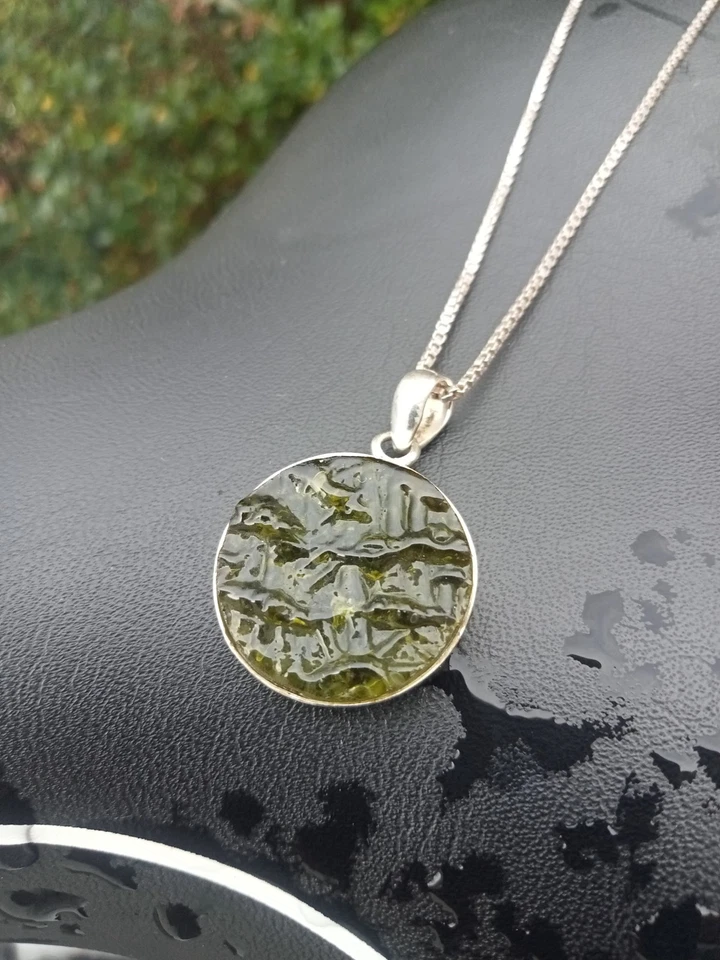 Colgante de moldavita en cadena de plata 925. Transformacional. Foto 2 de 2