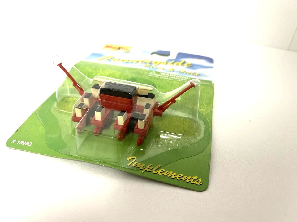 MAISTO 1/64 FARMALL IH RED / WHITE CORN PLANTER 4 ROWS FOR TRACTOR - Image 2 of 3
