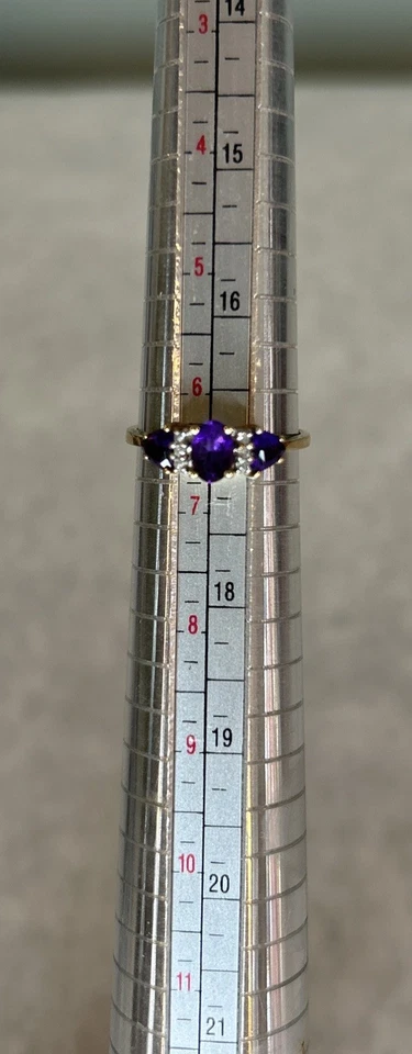 Anillo Triple Amatista y Diamantes Oro Amarillo 10k Talla 6.5 - Klein KLJCI 1.9 Gramos Foto 4 de 4