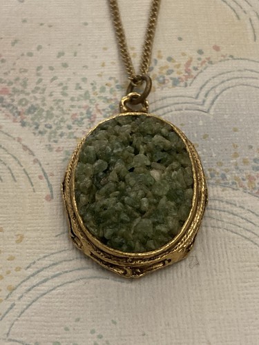 Hollywood Necklace 3.5cm Oval Green Jade Chip Pendant On 42cm Gold Tone Chain - Picture 1 of 5
