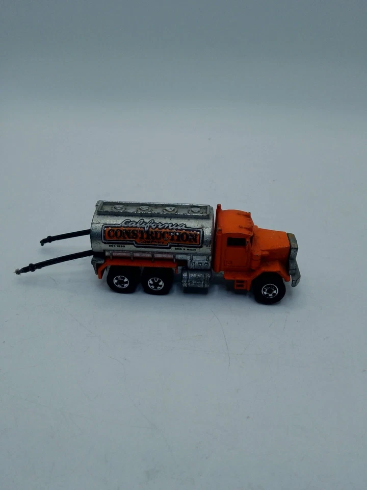 Hot Wheels Vintage 1:64 1979 Peterbilt construcción California con mangueras casi como nuevo Foto 3 de 4