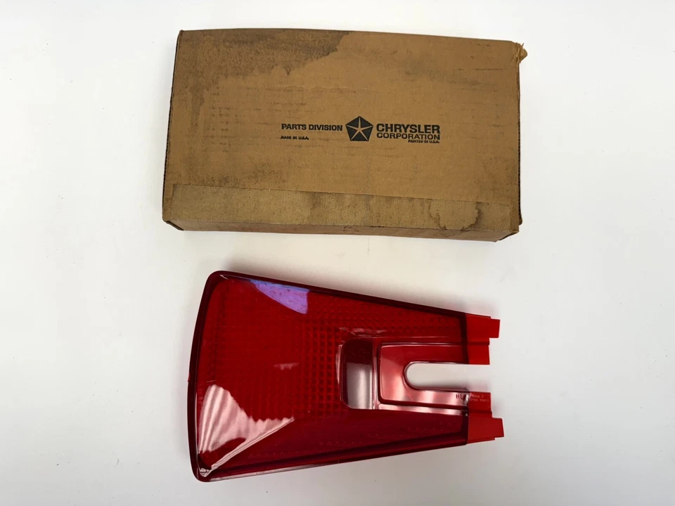 Dodge Monaco 1965 luz trasera izquierda del lado del conductor lámpara lente roja 2584884 nuevo en stock Foto 2 de 4