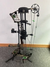 MATHEWS BOWS / ARCHERY HELI M compound bow w/ sight, quiver, arrows  (R7A014778)