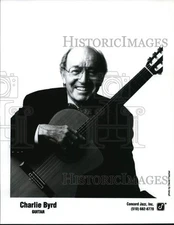 1995 Press Photo Musician Charlie Byrd with guitar - pip15252