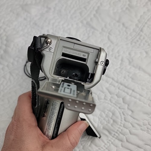 Sony Cyber-Shot DSC-F505 2.1 Mega Pixel Digital Camera - FOR PARTS OR REPAIR - Picture 9 of 9