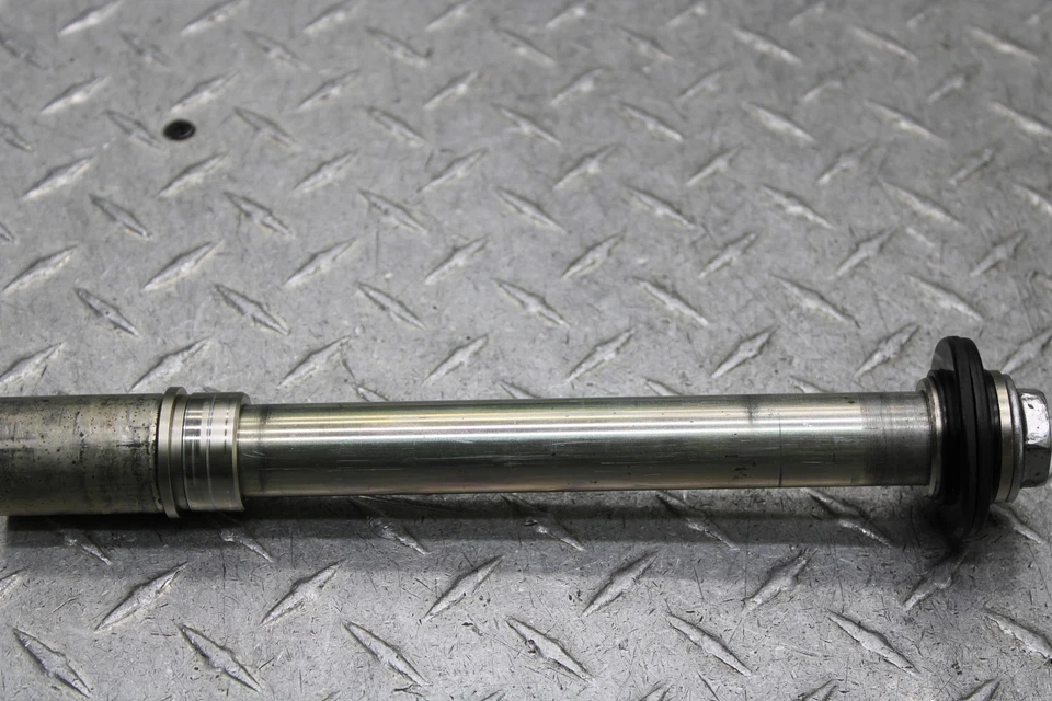 Yamaha YZF R6S 2009 eje de rueda delantera 5SL-25181-10-00 Foto 3 de 4