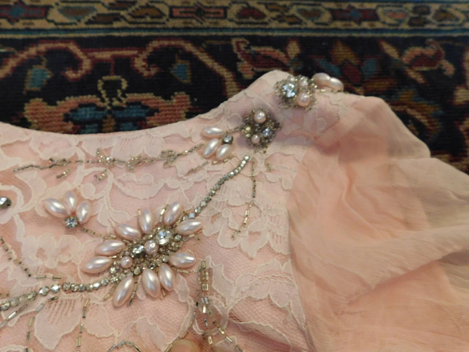 Vestido de noche de fibra de seda rosa de colección años 50 pedrería imitación perla mangas de gasa ¡FABULOSO! Foto 4 de 4