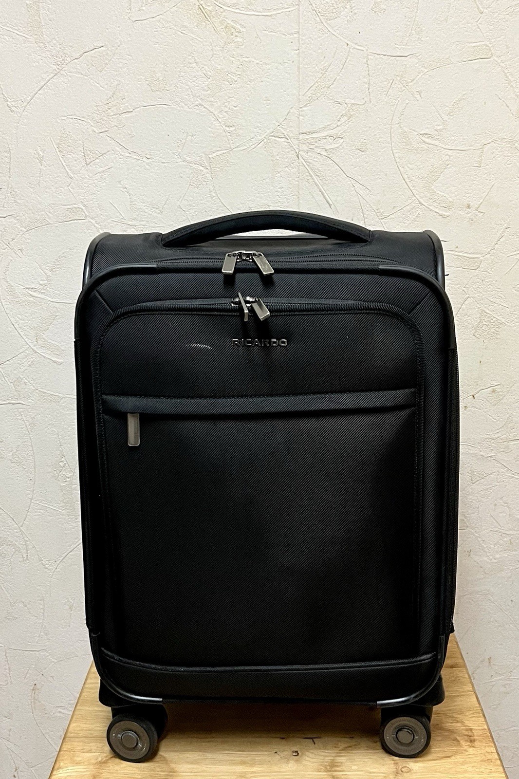 21” Ricardo of Beverly Hills Big South Hand Spinner Luggage. Carry On 