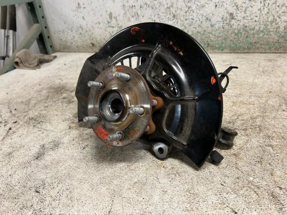 Toyota Camry 2018-2023 montaje de pasajero delantero derecho eje nudillo fabricante original Foto 2 de 4