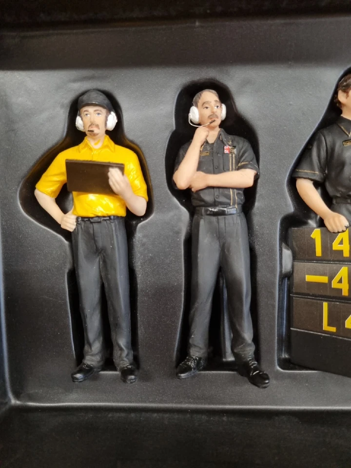 Truescale TSM12AC08 F1 Pit Crew Figurines Team Lotus F1 JPS Set Of 6 1/18 Scale - Image 2 of 4