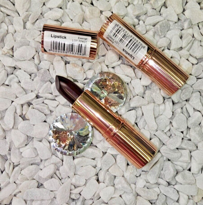 Revolution 1x Lippenstift   Renaissance Lipstick Exempt  dunkle Kirsche Chic Mod