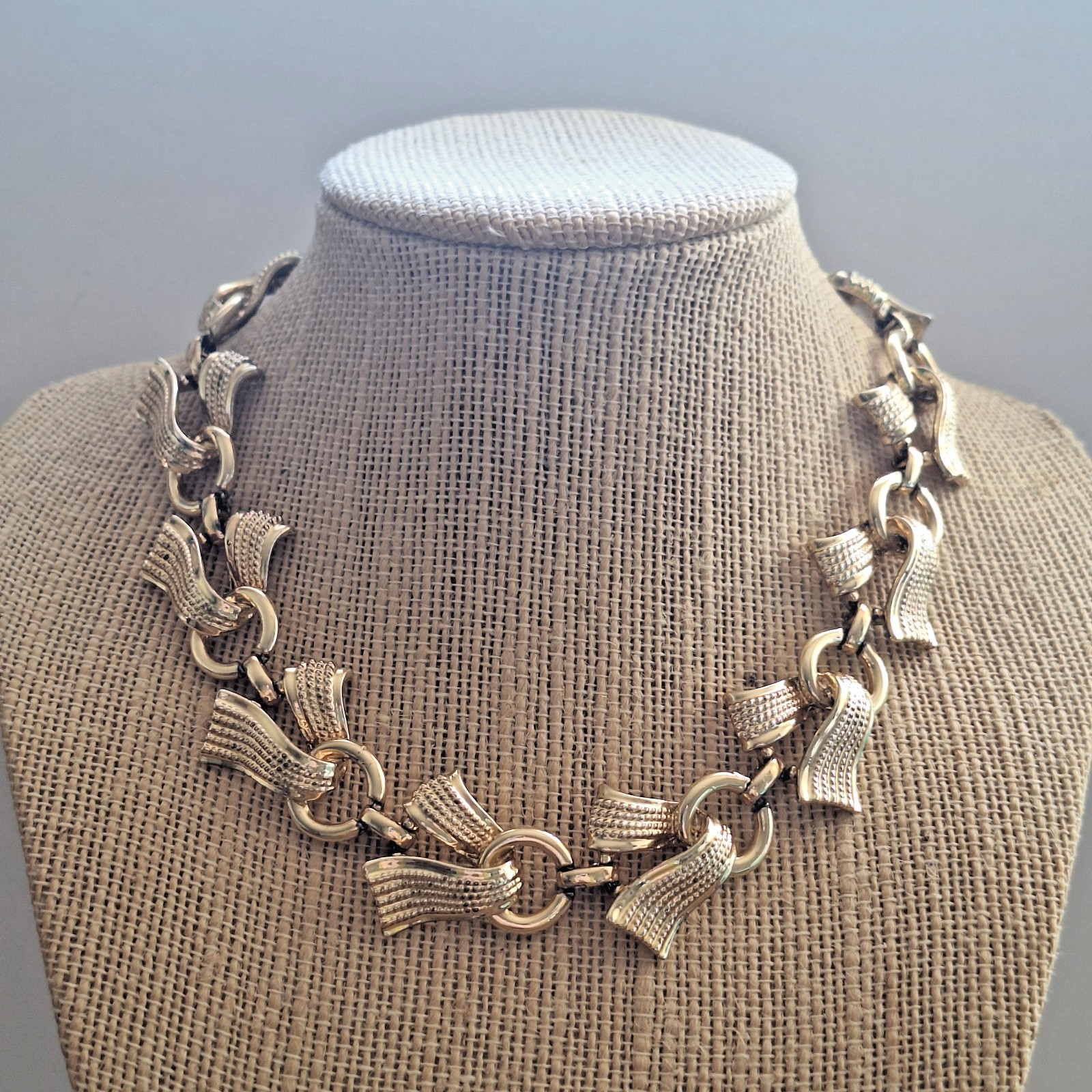 Vintage Coro Gold Tone Bow Link Choker Necklace Mid‑Century Costume Jewelry 16
