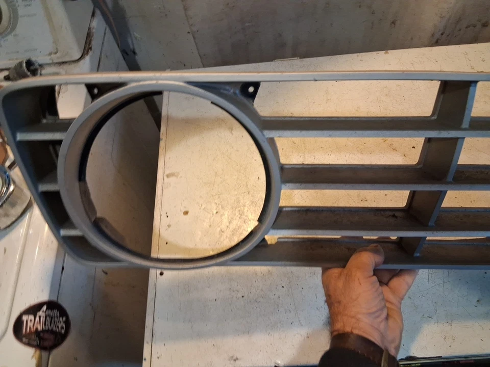 Ford F150 F250 F350 1973-77? MONTAJE PARRILLA DELANTERA INSERTAR BISEL LADO DERECHO GRIS Foto 4 de 4