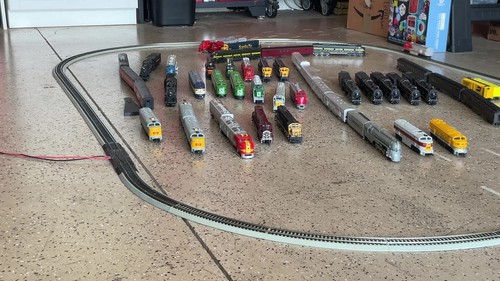 SANTA FE HO-AHM FM Tempo Diesel Locomotive #5028 - Video 1 of 1