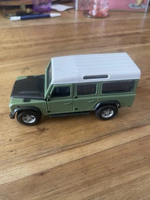 AU039 BURAGO 1/32 LAND ROVER DEFENDER 110 STATION WAGON 1995 VERT Ref 43029GR - Photo 1/4