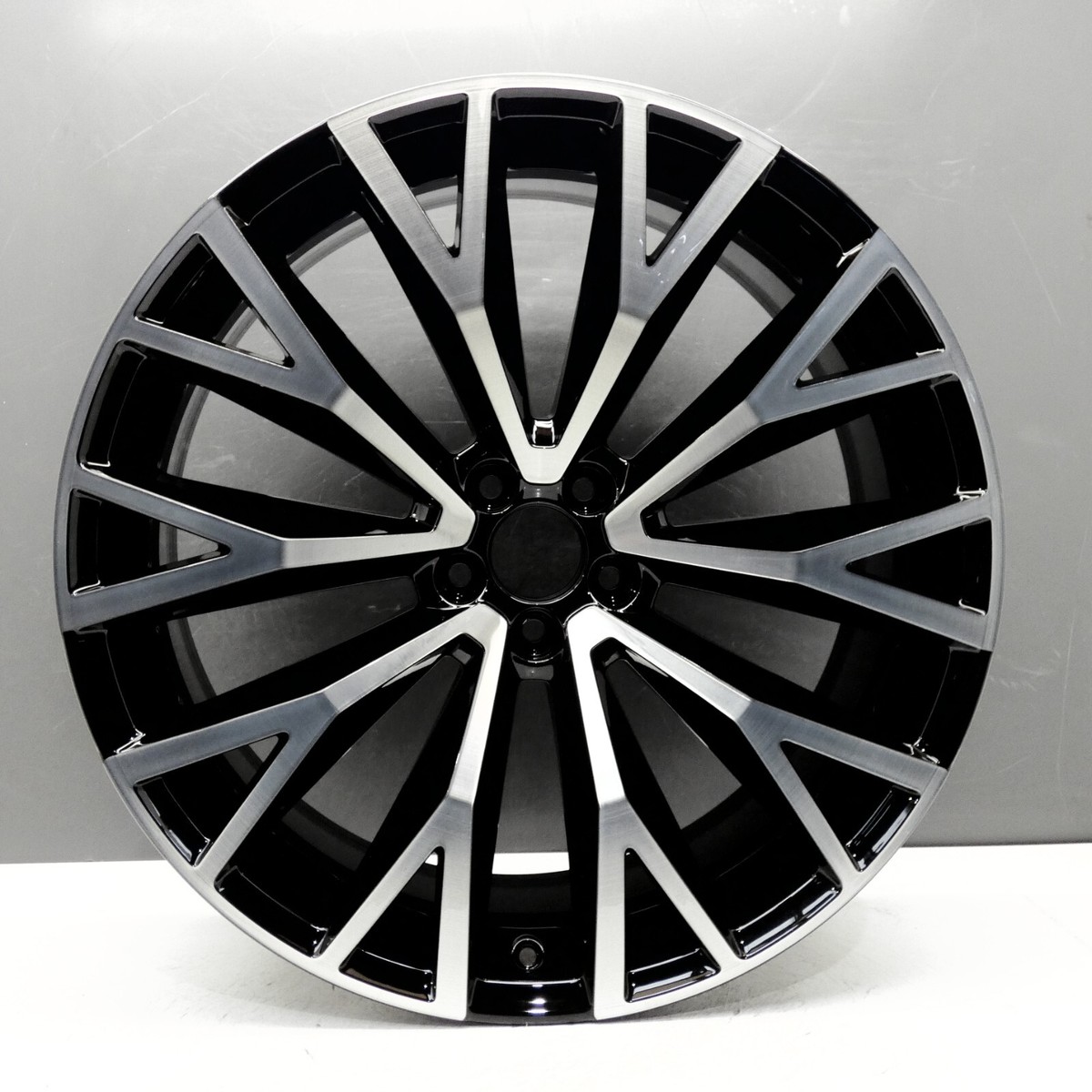 VOLVO XC60 MK2 R-DESIGN PRO 22