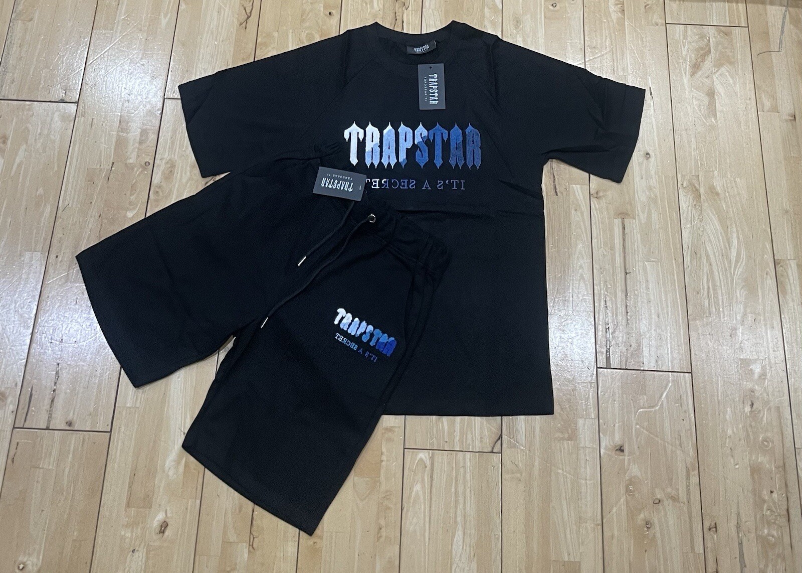 Juego corto decorado de chenilla Trapstar | Talla mediana | Nuevo con etiquetas