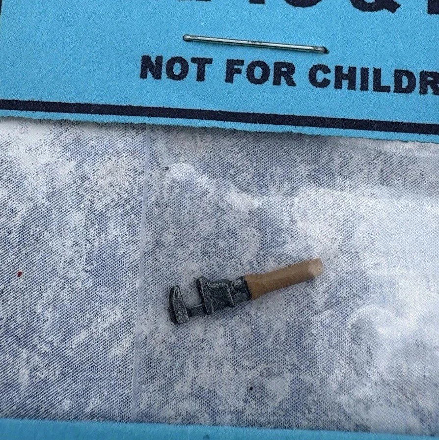 Casa de muñecas de metal miniatura vintage 1:24 herramientas avión de 6 piezas, llave, vicio, plus. NOS Foto 2 de 4