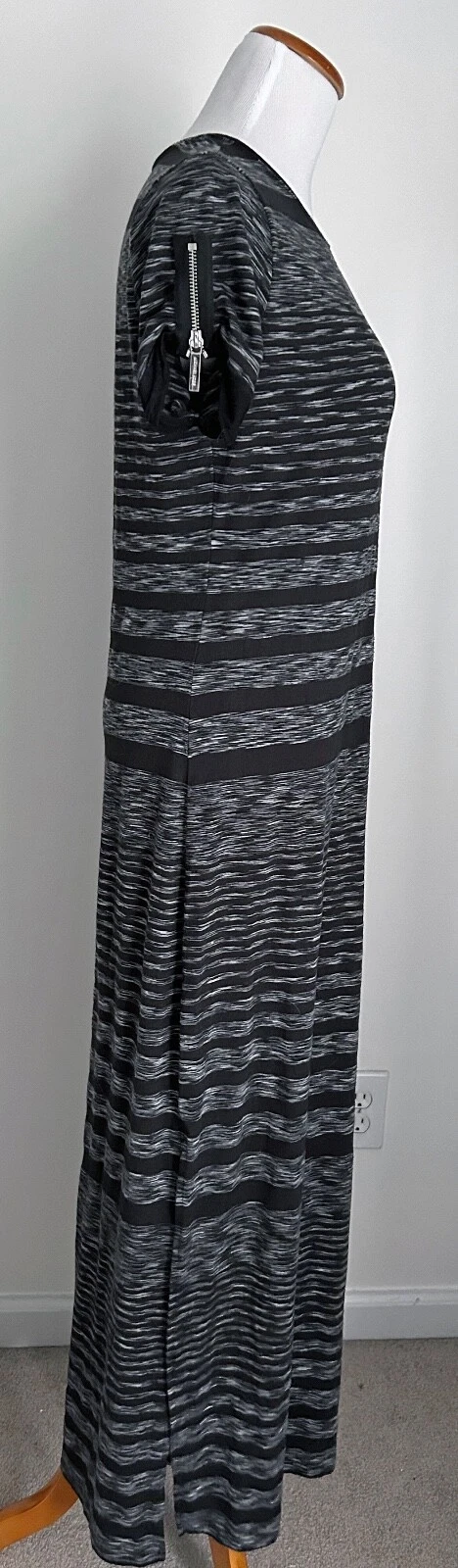 Maxi abito Michael Kors nero e grigio a righe con spacchi manica corta piccolo