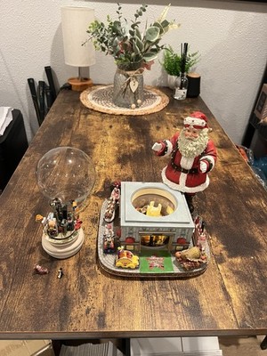 Macys Vtg Thanksgiving Day Parade musical Water Snow Globe 8.5x 7.5 For Repair