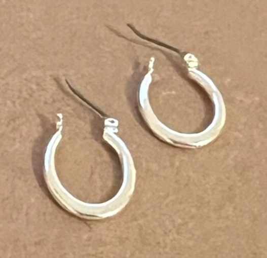 Pendientes de aro ovalados enchapados en plata CLÁSICOS 1/2" X 3/4" BUEN ESTADO Foto 3 de 3