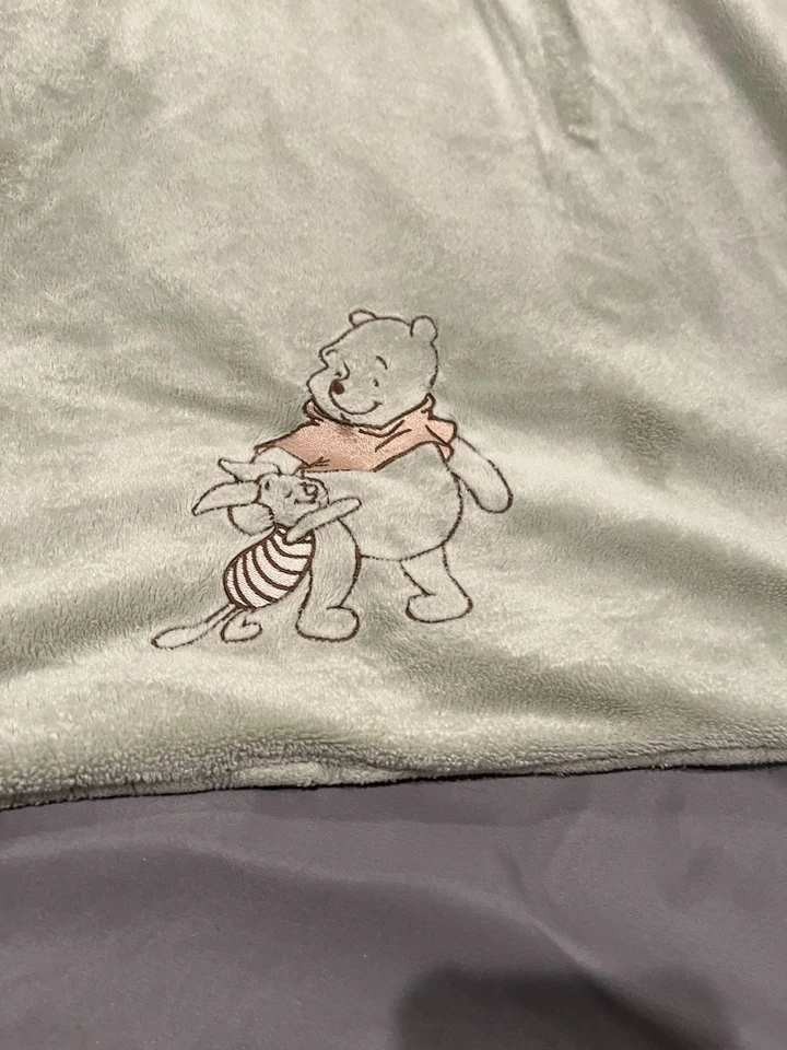 COBERTOR DE PELÚCIA BORDADO EM EXCELENTE ESTADO USADO DISNEY BABY POOH LEITÃO Sálvia VELUDO MARROM VERDE - Imagem 2 de 4