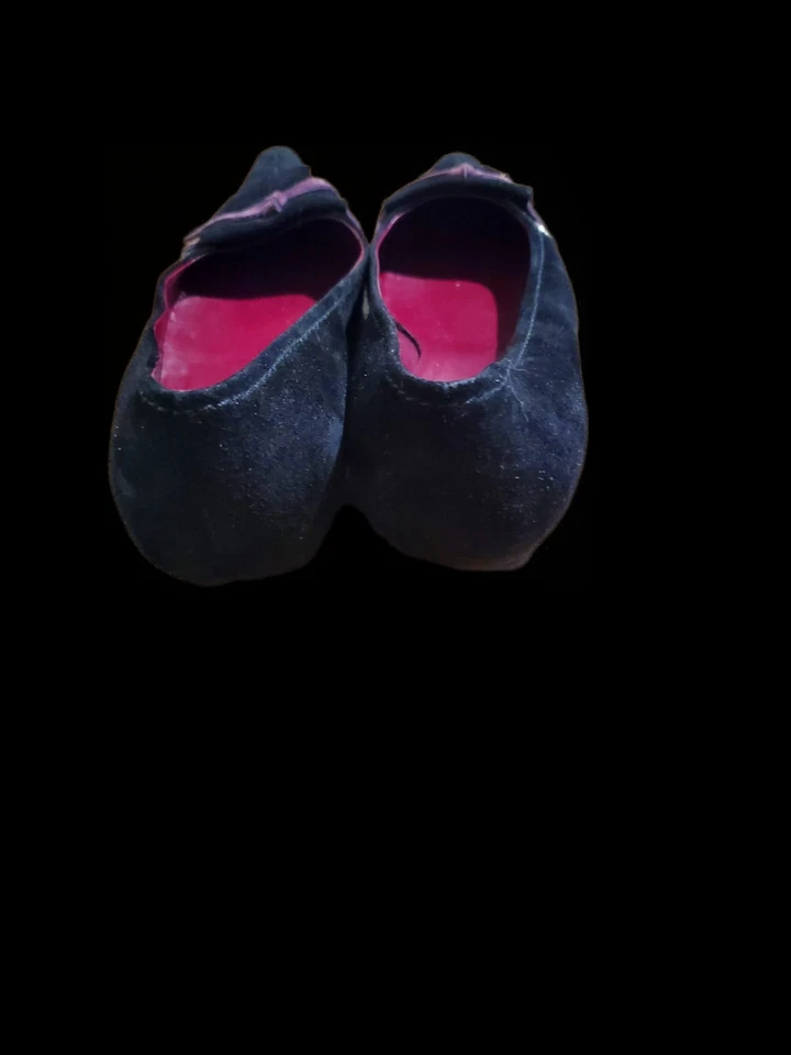 Estos son zapatos planos de ballet de gamuza negros Prada con acento de lazo. 38 1/2 Foto 3 de 3