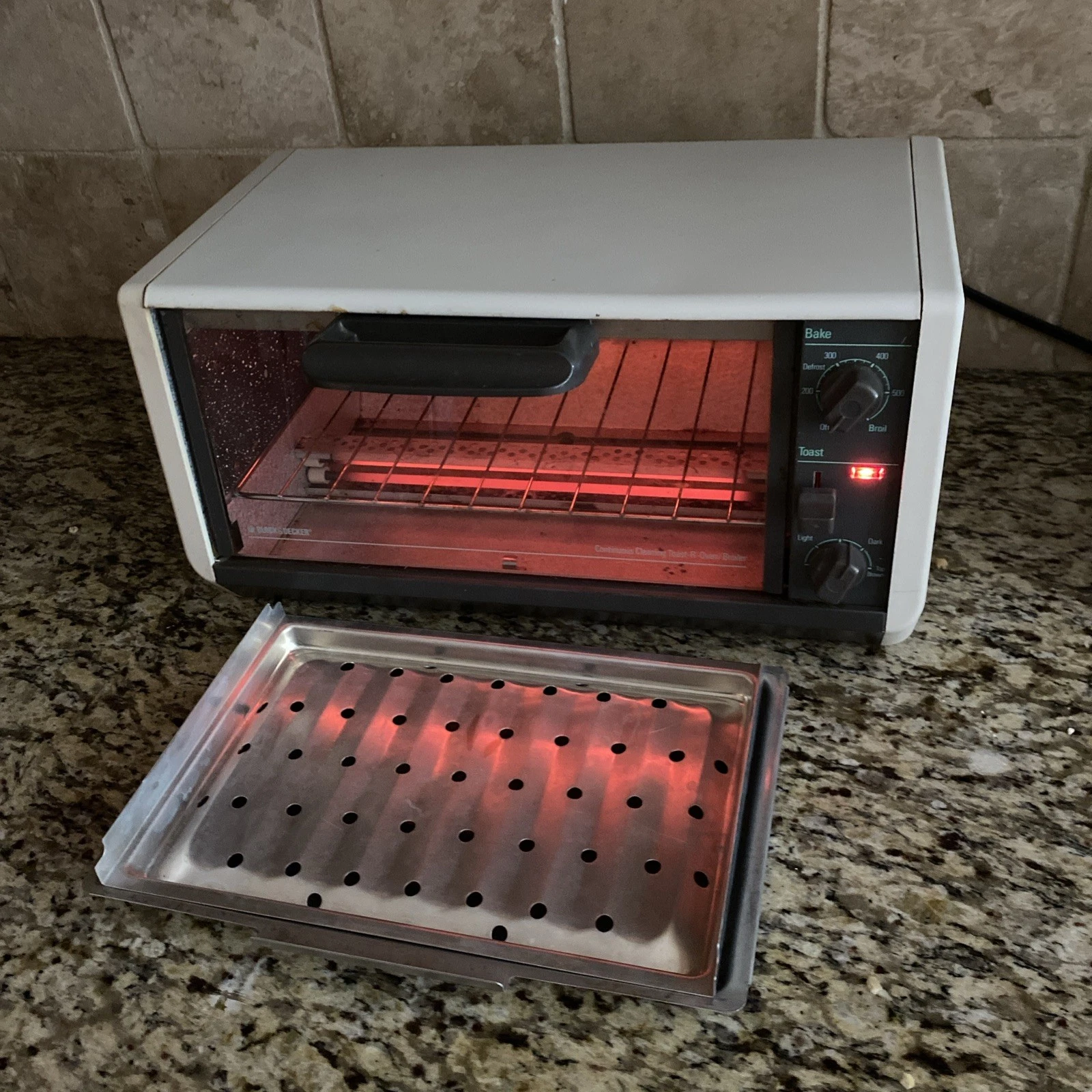 Black & Decker Spacemaker Continuous Cleaning Toast-R-Oven Broiler TRO500 TY1
Opens in a new window