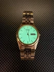 Vintage Seiko 7N43-9041 Gold Tone Quartz Day Date Watch Tan Dial Stick Markers