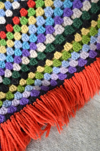 Vintage Pure Wool Hand Crochet Knee Rug with Bright Red Fringe - Foto 2 di 4