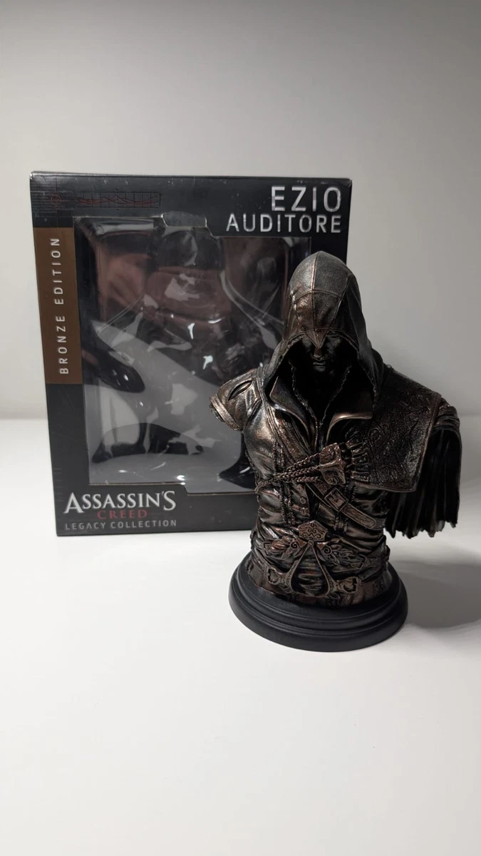 Figurine Assassin's Creed – En Très Bon état – Exposée En Vitrine – Occasion – Parfaite Pour Collectionneurs