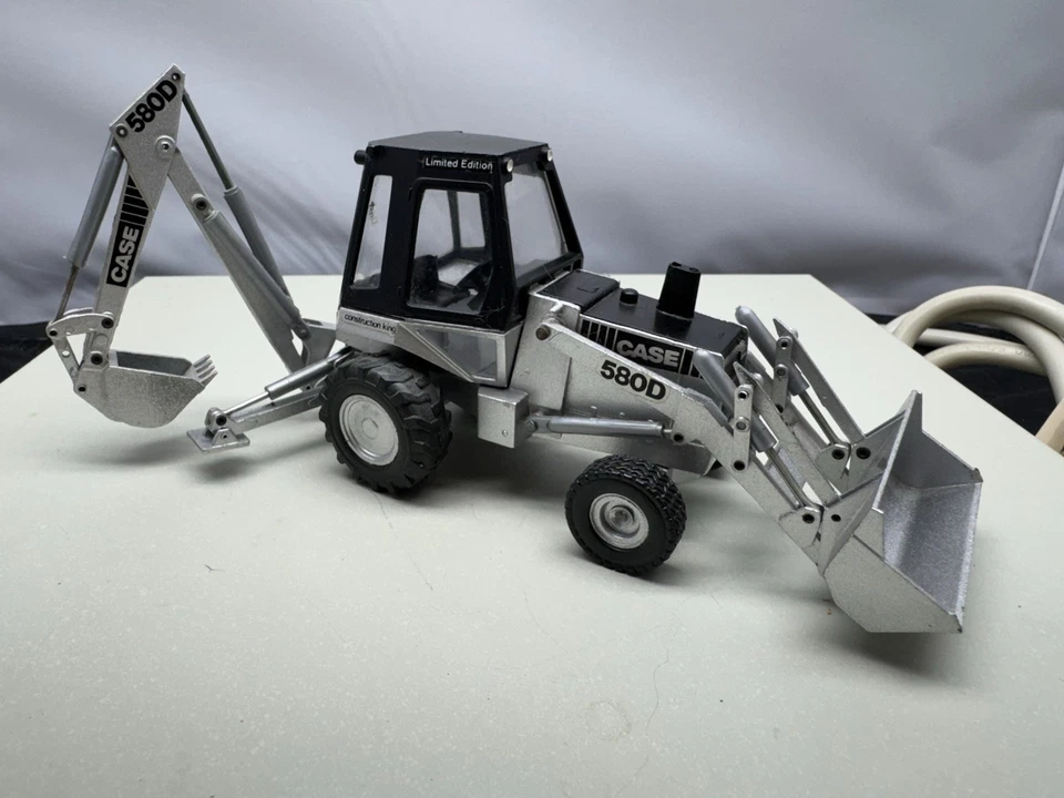 Conrad 1/35 Scale Case 580D Construction King Backhoe-Loader 25 Years Special Ed - Image 3 of 4