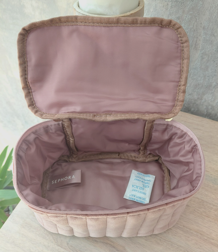 Bolsa de tocador de maquillaje de terciopelo rosa oscuro y dorado Sephora + asa superior - Imagen 4 de 6