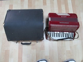 Older Cantulia Accordion with 60 Basses Approx 41cm H Case VV6163