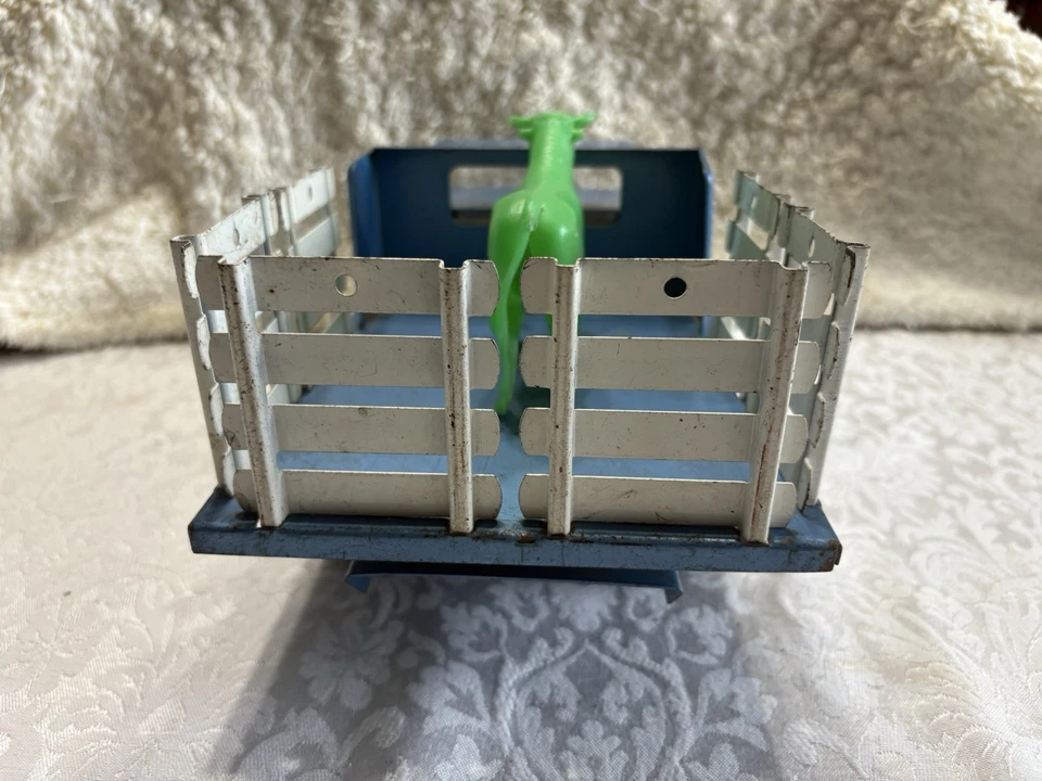 Structo Vintage Livestock Stake Bed Truck With 1 Bull - Image 4 of 4