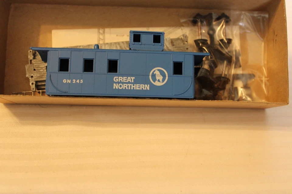HO Scale Roundhouse, Cupola Caboose, Great Northern, Blue, #245 - C24-2:50 BNOS - Image 3 of 3